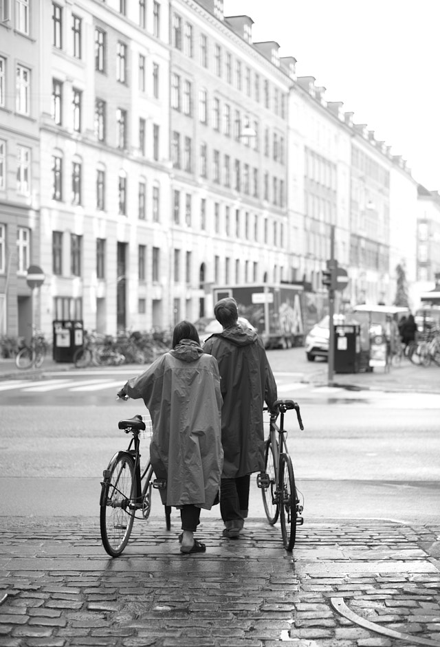 A bicycling couple in the rain. Leica M11 with Leica 50mm Summilux-M ASPH f/1.4 BC. © Thorsten Overgaard.